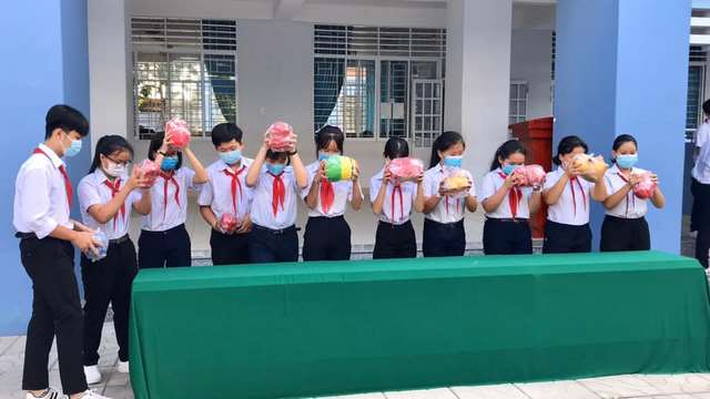 Liên đội tổ chức khui heo đất năm học 2020-2021