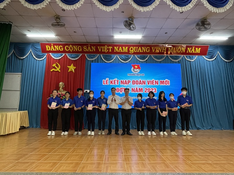 Lễ kết nạp đoàn cho học sinh khối 9 năm học 2022-2023