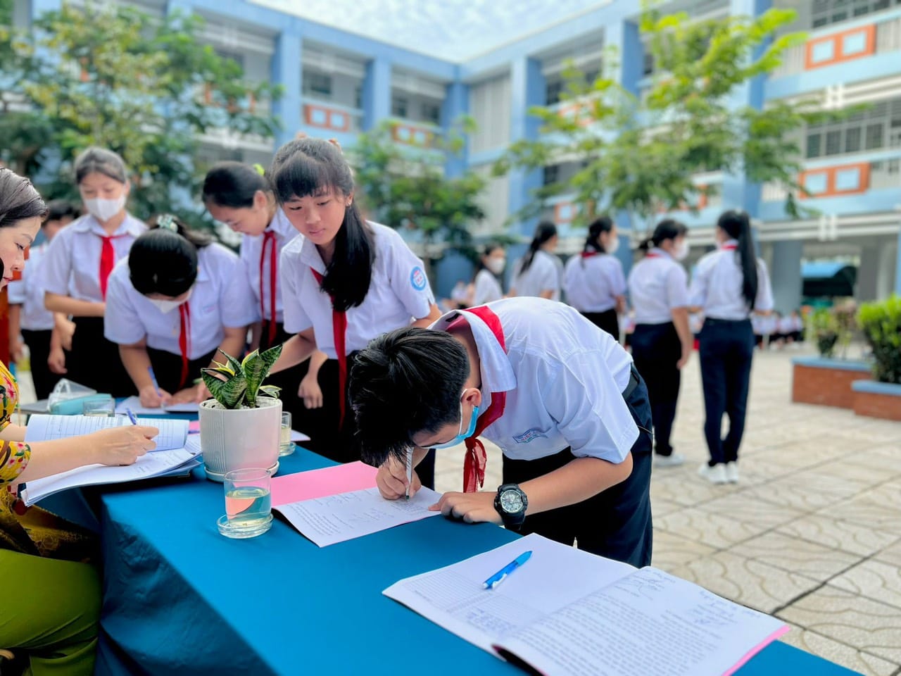 Ký kết An toàn giao thông và Chiến sĩ an ninh nhỏ năm học 2023 - 2024