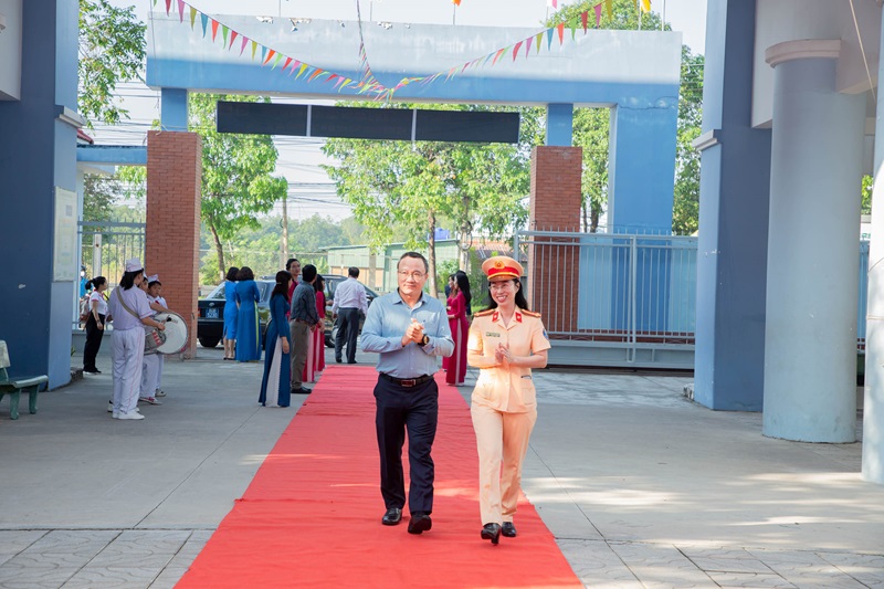 Lễ trao tặng mũ bảo hiểm đạt chuẩn cho học sinh trường THCS Hiệp An