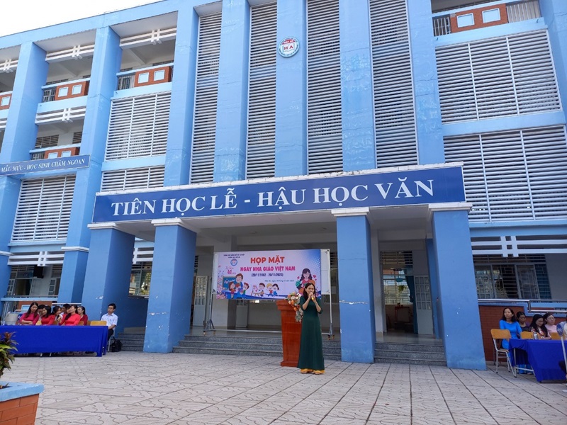 Sinh hoạt truyền thống ý nghĩa ngày Nhà giáo Việt Nam đến các em học sinh