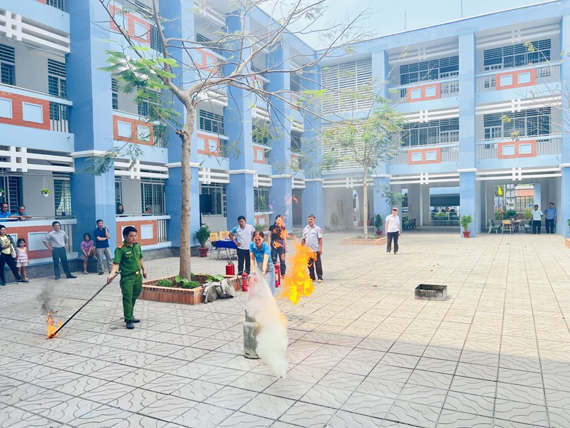 Tập huấn phòng cháy chữa cháy cho CBGVNV trường học năm 2024