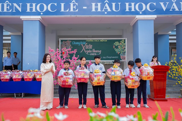 qua tang hs ngheo