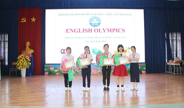 Tuyên Dương Học Sinh Đạt Thành Tích Cao Trong Hội Thi Olympic Tiếng Anh Năm Học 2024 - 2025