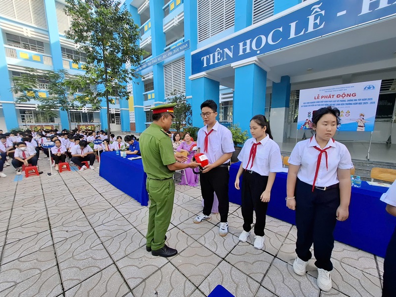 Công an phường Phú An phối hợp Lễ phát động học sinh nghiêm chỉnh chấp hành pháp luật về phòng, chống ma túy năm 2025 và Tháng cao điểm an toàn giao thông cho học sinh đến trường năm học 2025–2026