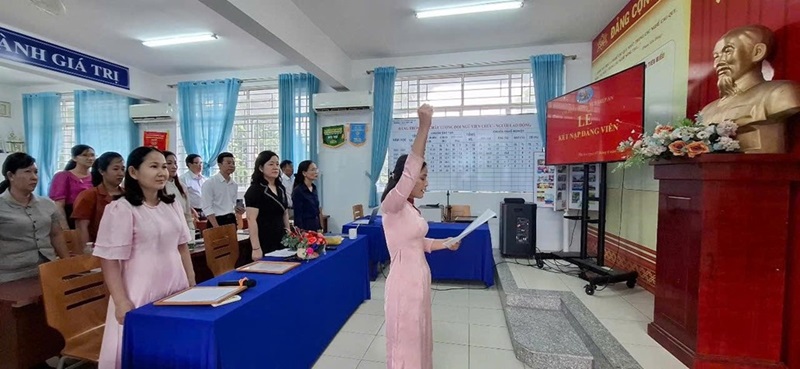 Lễ Kết Nạp Đảng Viên Mới – Ghi Dấu Bước Trưởng Thành Của Hai Quần Chúng Ưu Tú